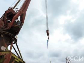 В Якутске встретили первый в навигации-2022 теплоход с грузом