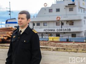 В Якутске встретили первый в навигации-2022 теплоход с грузом