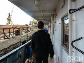 В Якутске встретили первый в навигации-2022 теплоход с грузом