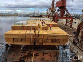 В Якутске встретили первый в навигации-2022 теплоход с грузом