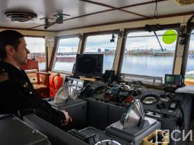 В Якутске встретили первый в навигации-2022 теплоход с грузом