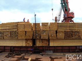 В Якутске встретили первый в навигации-2022 теплоход с грузом