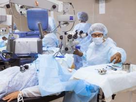 Якутские офтальмохирурги вернули зрение двум жителям Магадана