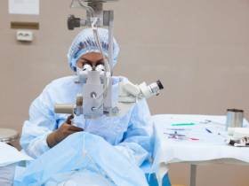 Якутские офтальмохирурги вернули зрение двум жителям Магадана