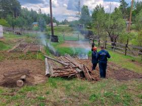 Сжигание сухой травы стало причиной возгорания во дворе дома в Ленске