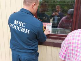 Сжигание сухой травы стало причиной возгорания во дворе дома в Ленске