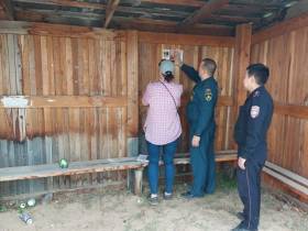 Сжигание сухой травы стало причиной возгорания во дворе дома в Ленске