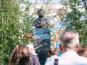 В Якутске возложили цветы к памятнику Пушкину