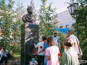 В Якутске возложили цветы к памятнику Пушкину