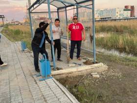 В Якутске из-за ветра упала автобусная остановка