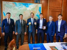 Юбилейный знак «100-летие Якутской АССР» вручил Айсен Николаев олимпийскому чемпиону Роману Власову