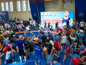 Олимпийский чемпион Роман Власов провел мастер-класс для борцов Якутии