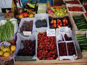 Обзор цен на рассаду, фрукты, овощи, мясо, рыбу на Крестьянском рынке Якутска