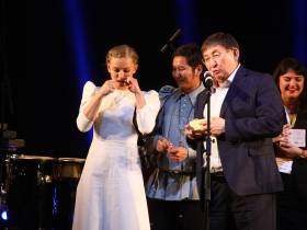 Актрисе Юлии Пересильд в Якутии подарили хомус