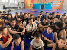 Двукратный олимпийский чемпион Роман Власов встретился с юными борцами Хангаласского улуса Якутии