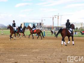 На городском ипподроме стартовал «Смотр верховой езды среди конных клубов Якутии»