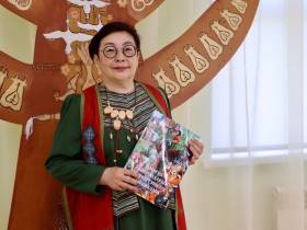 В Верхневилюйске презентовали книги с детскими рисунками по мотивам Олонхо