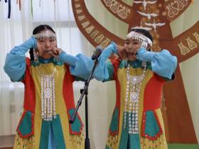 В Верхневилюйске презентовали книги с детскими рисунками по мотивам Олонхо