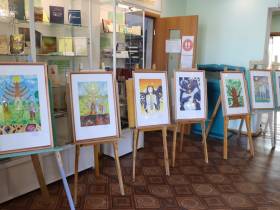 В Верхневилюйске презентовали книги с детскими рисунками по мотивам Олонхо