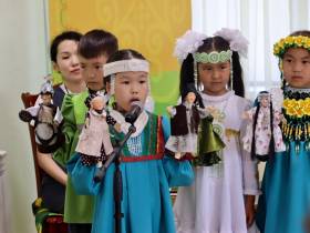 В Верхневилюйске презентовали книги с детскими рисунками по мотивам Олонхо