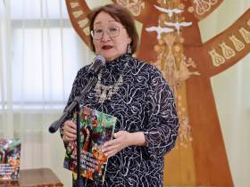 В Верхневилюйске презентовали книги с детскими рисунками по мотивам Олонхо