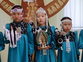 В Верхневилюйске презентовали книги с детскими рисунками по мотивам Олонхо