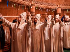 Ежемесячные стипендии для олонхосутов, запевал осуохая и кузнецов учредили в Якутии