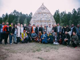 Глава Якутии встретился с участниками фестиваля «Встреча шедевров ЮНЕСКО на земле Олонхо»