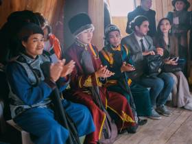 Глава Якутии встретился с участниками фестиваля «Встреча шедевров ЮНЕСКО на земле Олонхо»