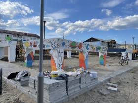 В Верхневилюйске дети расписали балки новой детской площадки на сваях