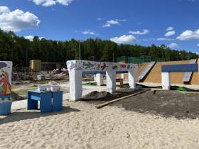 В Верхневилюйске дети расписали балки новой детской площадки на сваях