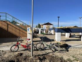 В Верхневилюйске дети расписали балки новой детской площадки на сваях