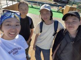 В Верхневилюйске дети расписали балки новой детской площадки на сваях