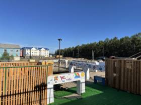 В Верхневилюйске дети расписали балки новой детской площадки на сваях