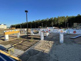 В Верхневилюйске дети расписали балки новой детской площадки на сваях