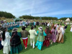 До глубокой ночи конкурсанты запевали осуохай на Ысыахе Олонхо в Якутии