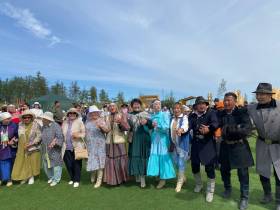 До глубокой ночи конкурсанты запевали осуохай на Ысыахе Олонхо в Якутии