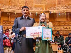 В Якутии лучший исполнитель олонхо получил 700 тысяч рублей