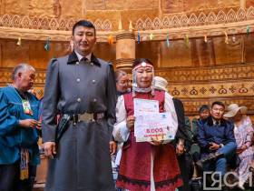 В Якутии лучший исполнитель олонхо получил 700 тысяч рублей