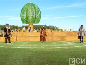 Валериана Никифорова завоевала Гран-при конкурса национальных костюмов на Ысыахе Олонхо