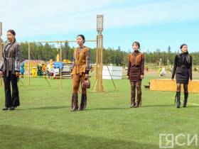 Валериана Никифорова завоевала Гран-при конкурса национальных костюмов на Ысыахе Олонхо