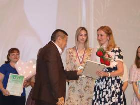 Лучшие ученики Ленского района Якутии получили денежные премии