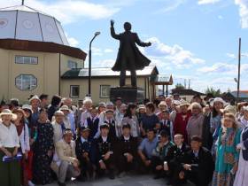 В Вилюйске открыли памятник якутскому поэту