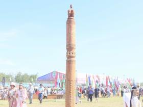 Сэргэ мас-рестлеров установили в местности Ус Хатын в Якутске