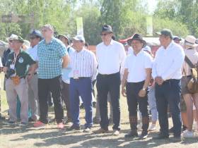 Сэргэ мас-рестлеров установили в местности Ус Хатын в Якутске