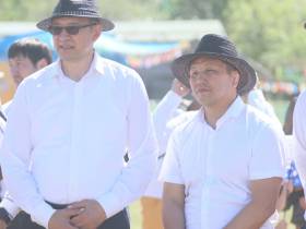 Сэргэ мас-рестлеров установили в местности Ус Хатын в Якутске