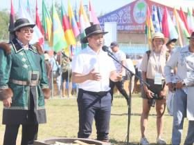 Сэргэ мас-рестлеров установили в местности Ус Хатын в Якутске