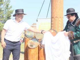 Сэргэ мас-рестлеров установили в местности Ус Хатын в Якутске