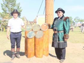 Сэргэ мас-рестлеров установили в местности Ус Хатын в Якутске