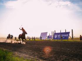 Победителем скачек на приз главы Якутии стал скакун Крит